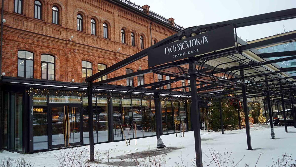 До революции в "Скобе" располагались торговые лавки. В советское время здание использовали под склады. В наши дни его отрестраврировали и открыли гастрономическое пространство. Листайте галерею, чтобы увидеть еще фото