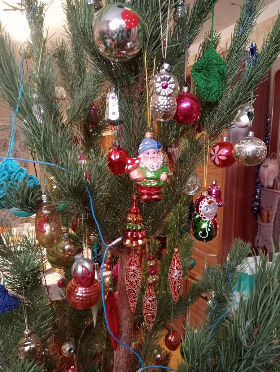 На одной ёлочке уживаются игрушки разных времён, разного размера, стиля и материалов, фото авторов