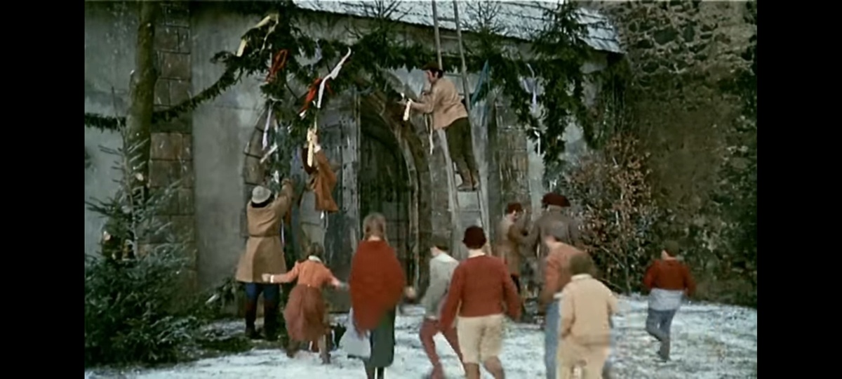 На первых кадрах замок украшается к Рождеству 