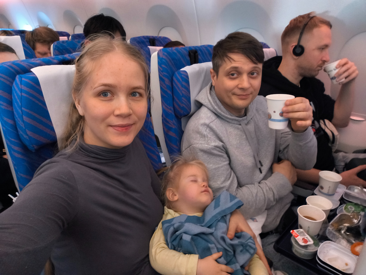 Наша семья как только взлетели, с улыбками и хорошим настроем. Источник: личный архив