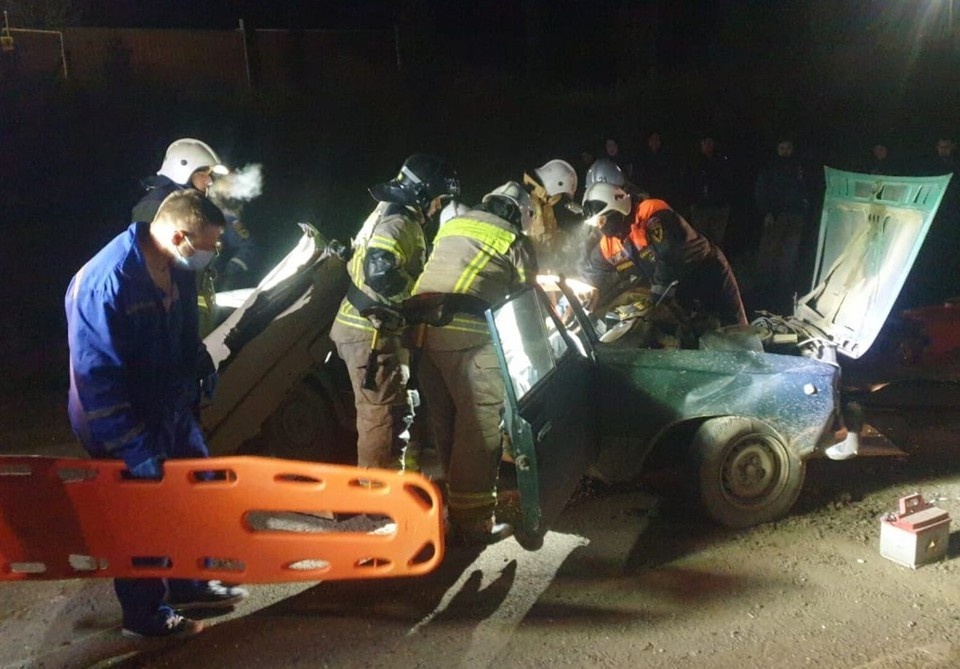    Пострадавшего извлекли из машины. Фото: ГУ МЧС Крыма