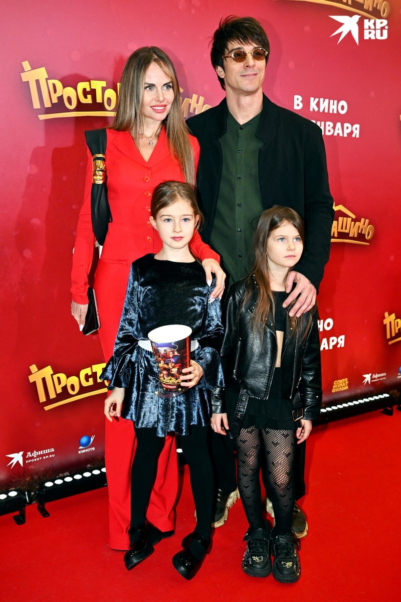 Аурика Алехина и Станислав Бондаренко с детьми Фото: Михаил ФРОЛОВ