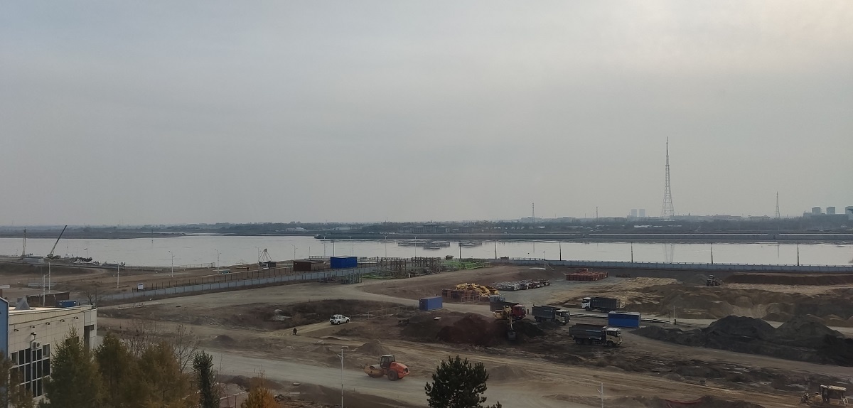 А из нашего окна... Да, вы не ошиблись: на другом берегу уже Китай. 