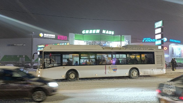    По Кирову курсируют автобусы с символикой 35-летия МЧС