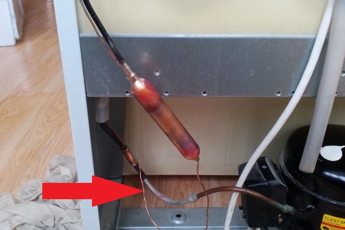 На фото тонкая медная трубка (есть на всех бытовых холодильниках)