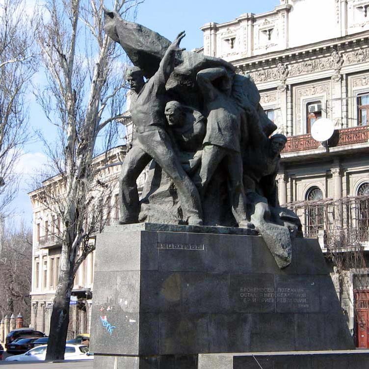 Памятник потёмкинцам стоял в начале улицы Карла Маркса.