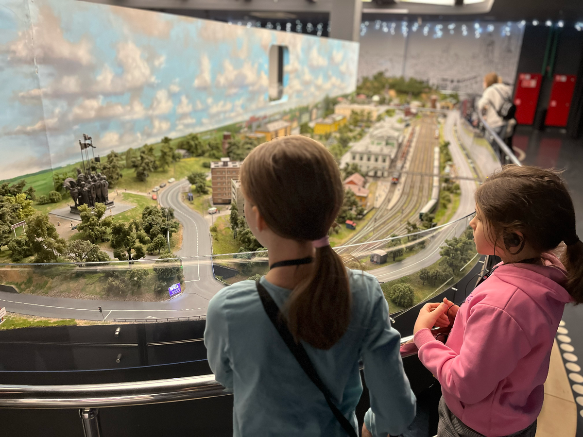 Дочка (справа) с двоюродной сестрой