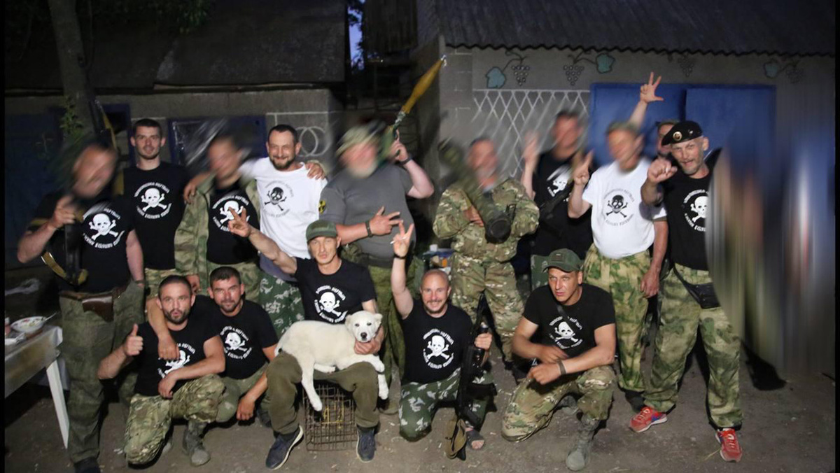   Станислав Орлов (Испанец), в центре с собакой 
Española. Центр военных компетенций ВС РФ Эспаньола / @spainrus / Telegram