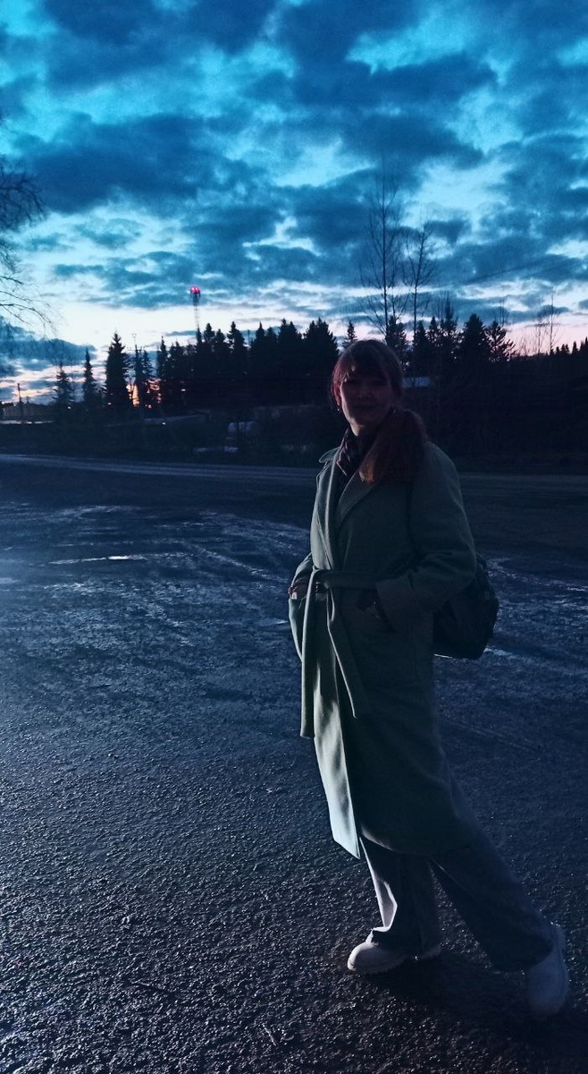 Горноуральский. На остановке автобуса.