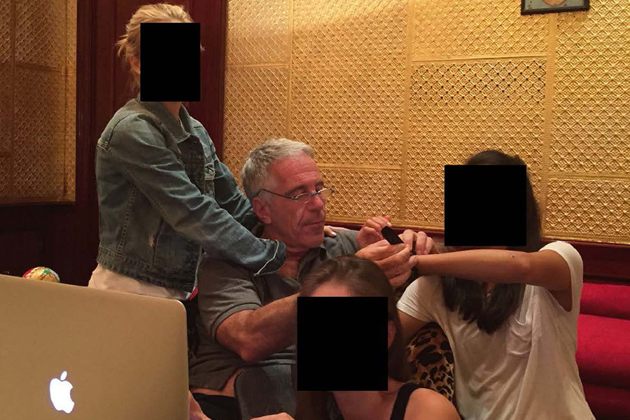 Эпштейн с неизвестными девушками / Фото: House Oversight Committee Democrats
