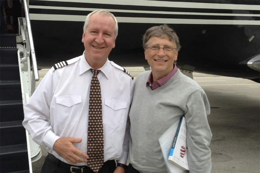 Гейтс (справа) и неизвестный мужчина / Фото: House Oversight Committee Democrats
