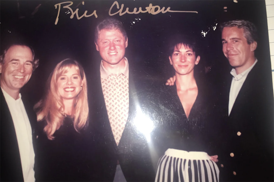 Бывший президент США Билл Клинтон (по центру), Гислейн Максвелл и Эпштейн (оба справа от Клинтона) / Фото: House Oversight Committee Democrats
