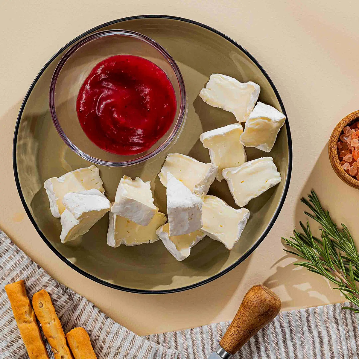 По желанию к плато антипасти добавьте мед и орехи