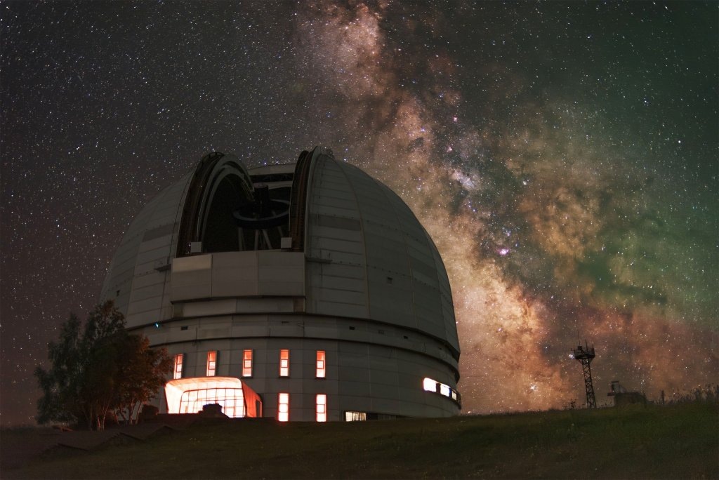    Крупнейший в Евразии Большой азимутальный телескоп САО РАН с центральным зеркалом диаметром шесть метров за работой