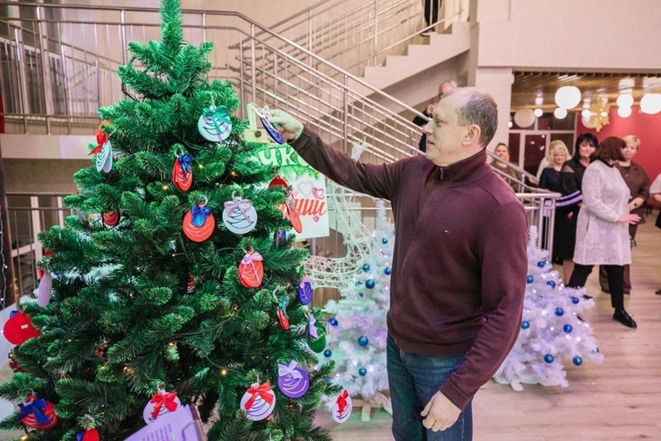    Глава Мариуполя присоединился к новогодней акции «Елка желаний». Фото: ТГ/Кольцов