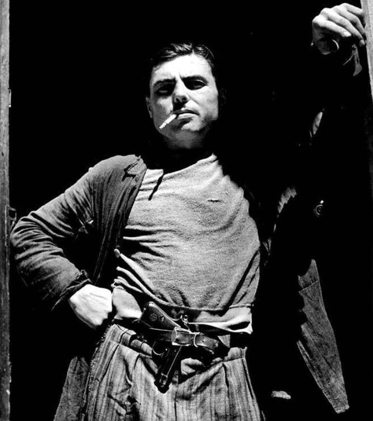 Итальянский партизан с пистолетом.