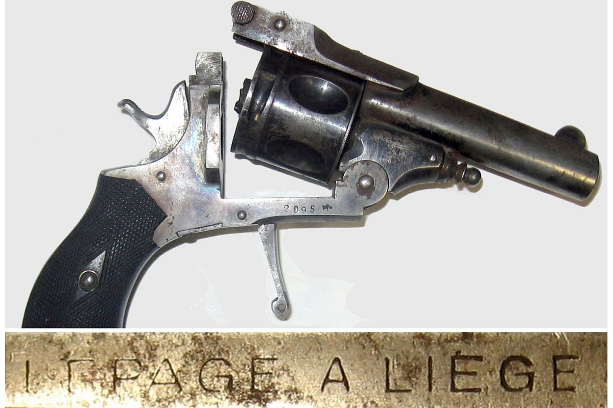    В УМВД исследовали два старинных револьвера, обнаруженных при ремонте в доме на Советской улице в Ярославле. / УМВД России по Ярославской области