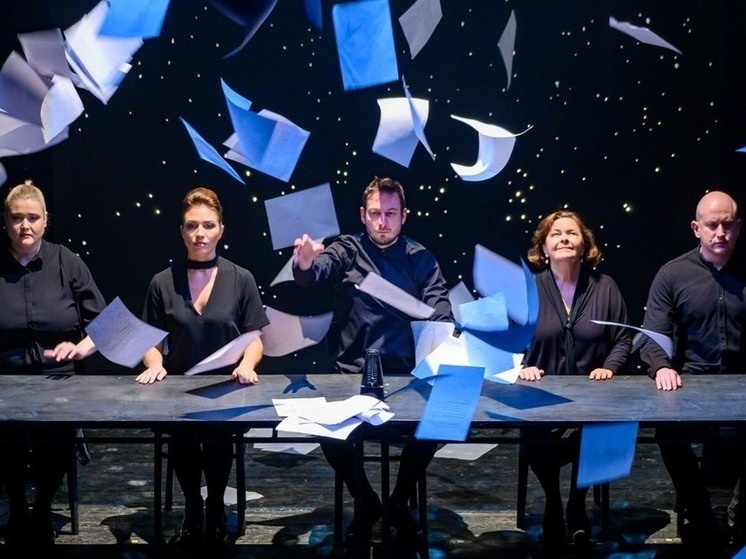     Фото: Сцена из спектакля "Долгий рождественский обед"/Официальный сайт Театра на Васильевском.