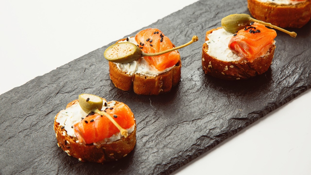 Канапе с лососем и каперсами