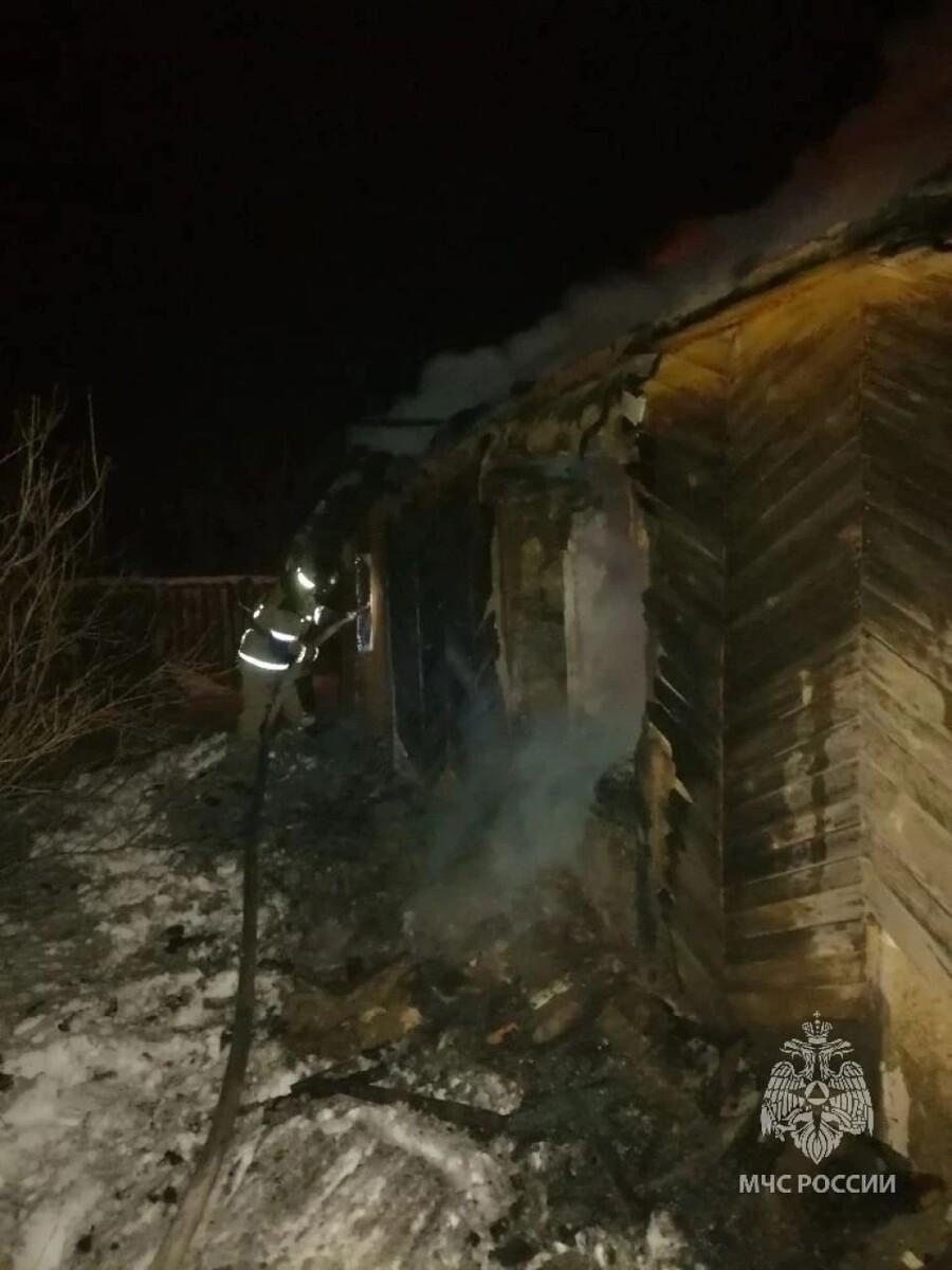    Пожар в селе Новофирсово. Источник: max.ru/mchs_altkray