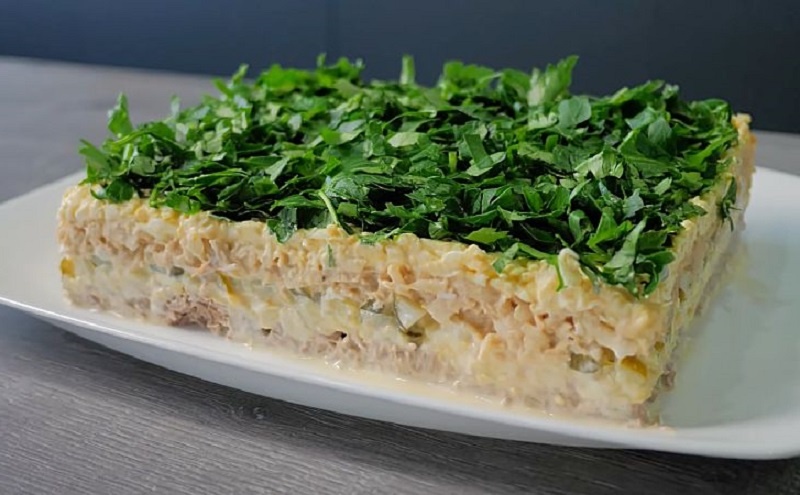 Оливье готовим по-новому, слоями: как превратить любимый салат в праздничный торт для новогоднего стола