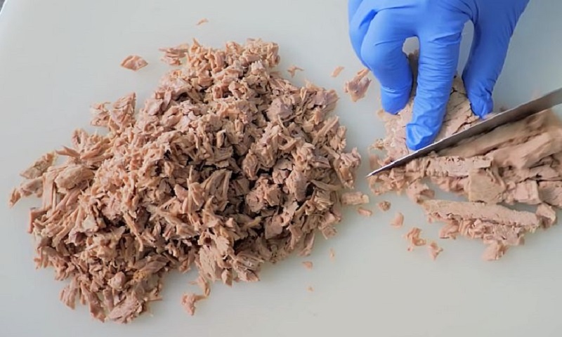 Оливье готовим по-новому, слоями: как превратить любимый салат в праздничный торт для новогоднего стола