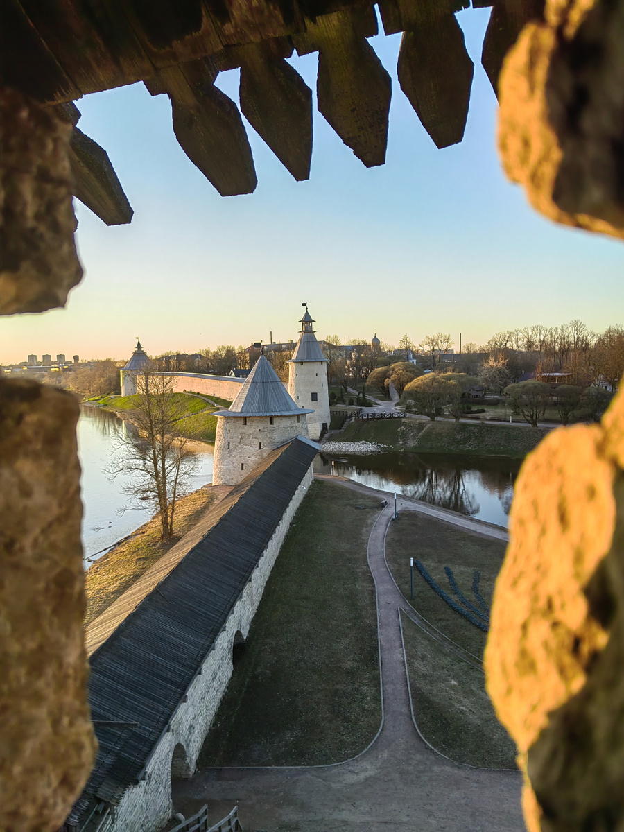 Вид с башни Кутекрома на реки Пскову, Великую, крепостную стену и башни Плоскую и Высокую