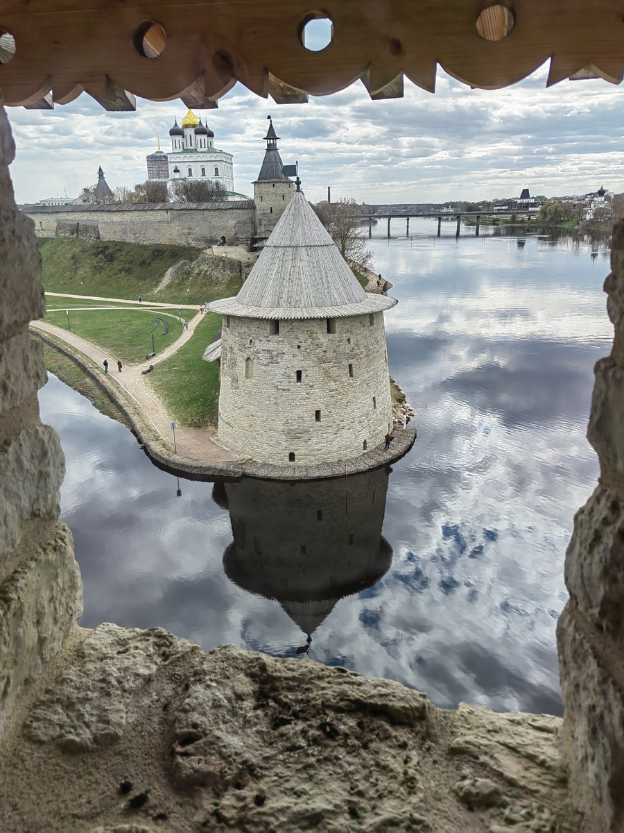 Плоская башня, вид с Высокой башни, за ней видны башня Кутекрома, Троицкий собор, а также Ольгинский мост через реку Великую