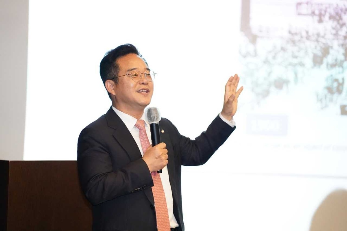 Депутат от Демократической партии Кореи Мин Бён Дог (The Korea Herald)