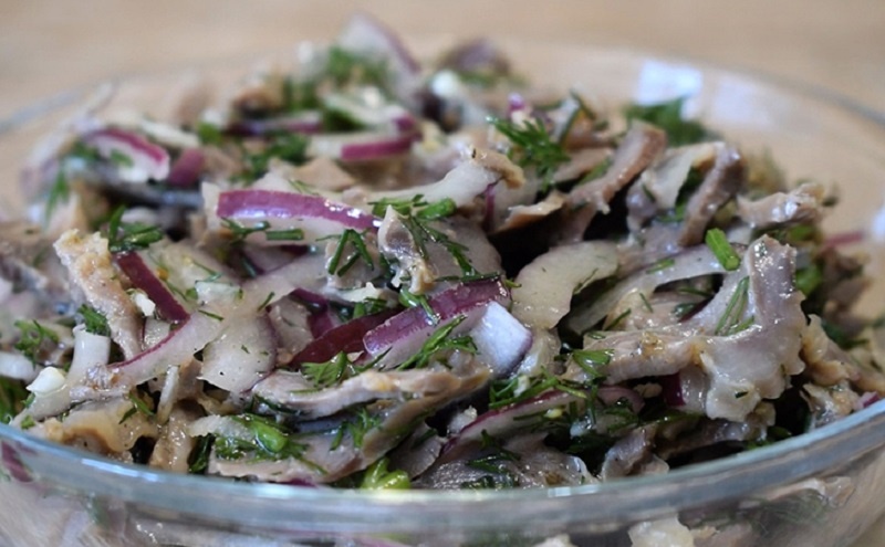 Очень вкусная праздничная закуска из простых куриных желудков — легко, доступно и изысканно