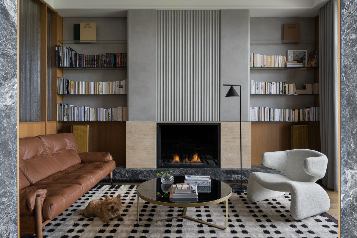 Кабинет. Винтажное кресло Olivier Mourgue из галереи Space 16.18, торшер Flos, диван и столик Tacchini.