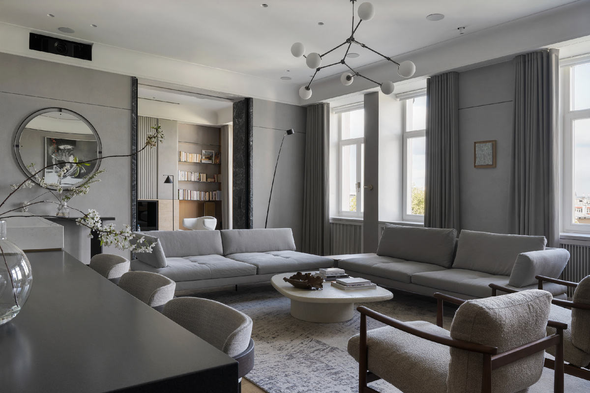 В гостиной диваны Bonaldo, кресла Minotti, столик Ethnicraft, люстра 101 Copenhagen, встроенный свет Delta Light.
