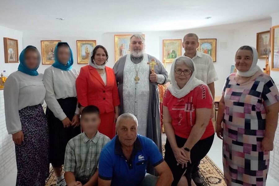    Протоиерей Владимир Шутов и прихожане / Источник: gorlovka-eparhia.org