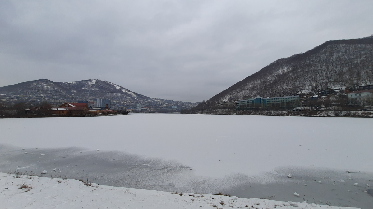 Озеро Култучное в окружении сопок