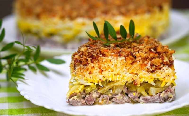 Салат «Принц»: королевское блюдо из простых продуктов для яркого новогоднего стола