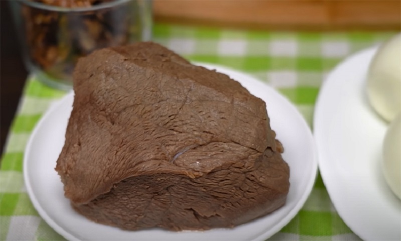 Салат «Принц»: королевское блюдо из простых продуктов для яркого новогоднего стола 