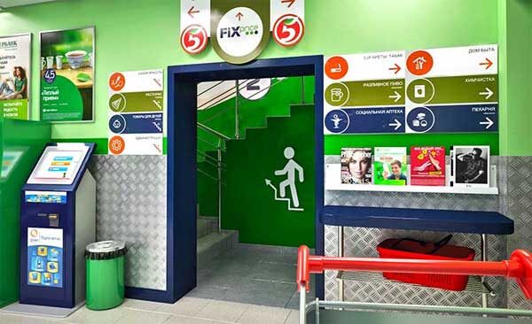 Описание: Навигационные таблички и указатели в офлайн-пространстве.
Источник: Unsplash