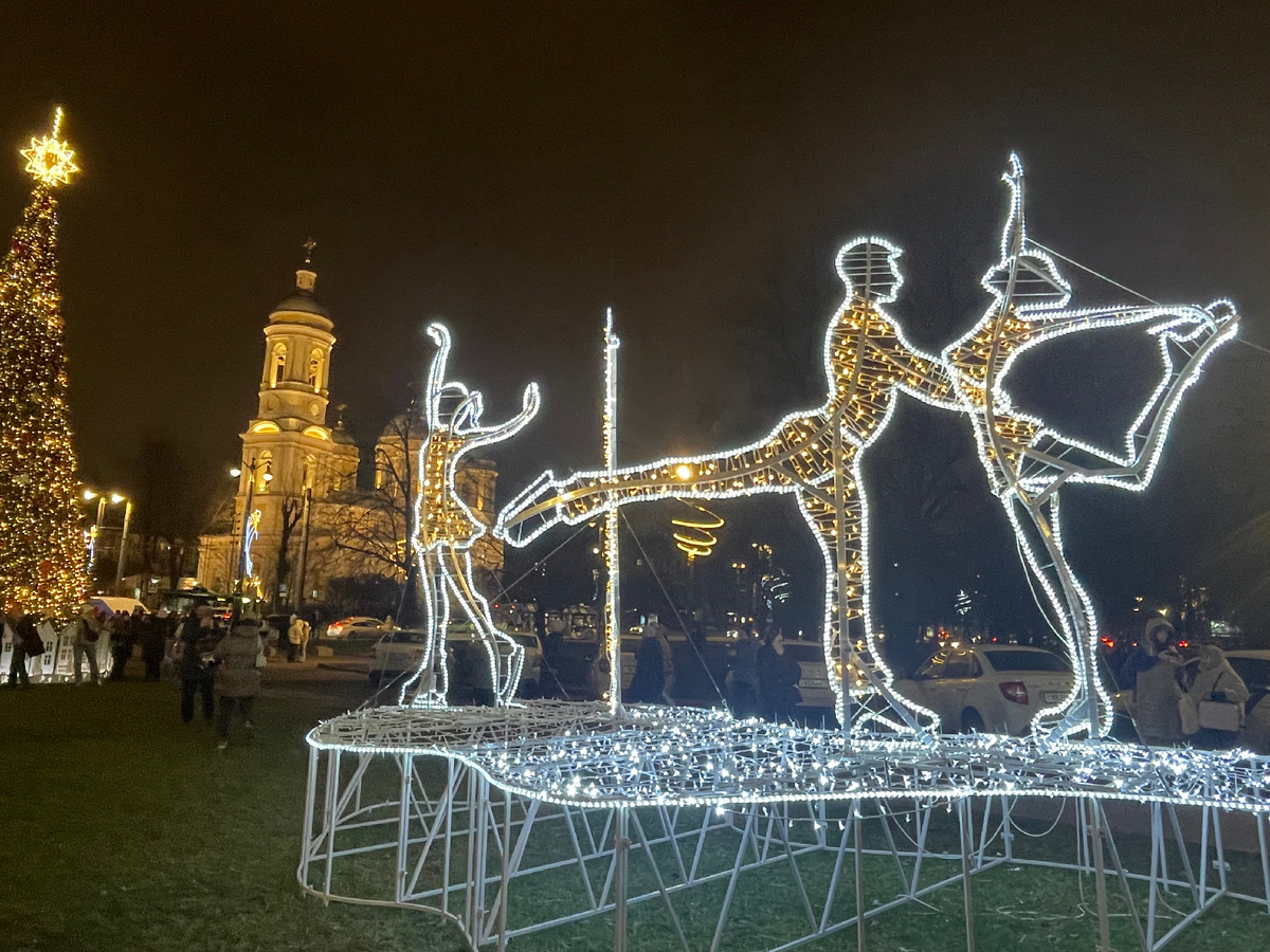 Инсталяция перед Дворцом спорта "Юбилейный"