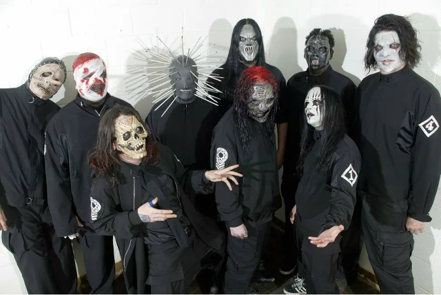 Классический состав Slipknot в 2004 году. Слева направо: Крис Фен (перкуссия), Шон «Клоун» Крахан (перкуссия), Сид Уилсон (диджей), Крейг Джонс (клавишные/сэмплы), Мик Томсон (сверху; гитары), Кори Тейлор (внизу; вокал), Пол Грей (сверху; бас), Джоуи Джордисон (внизу; ударные) и Джим Рутс (гитары). (Изображение: Мик Хатсон/Redferns)