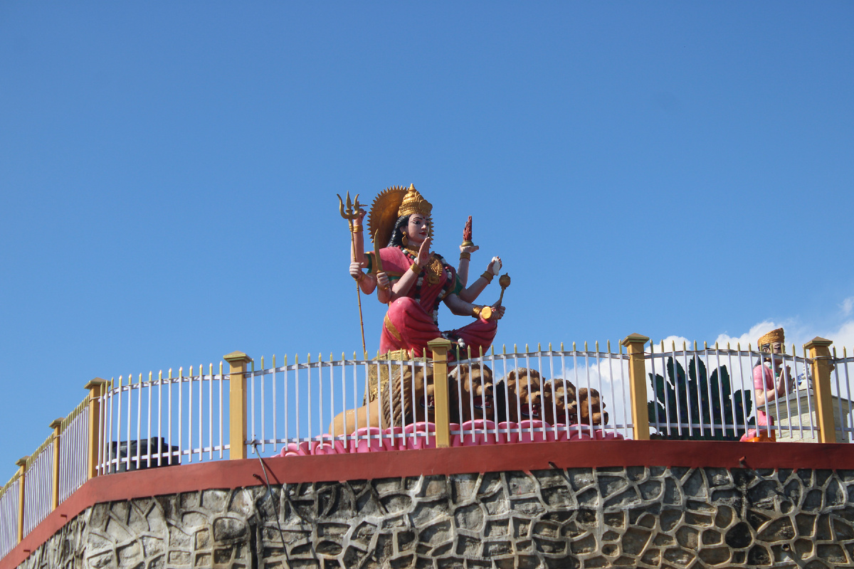 Так и сидит