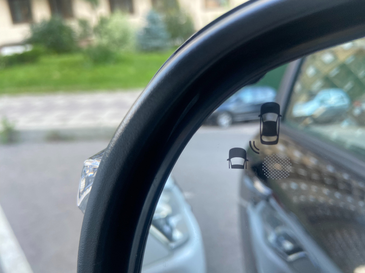 В зеркалах стоит датчик помехи