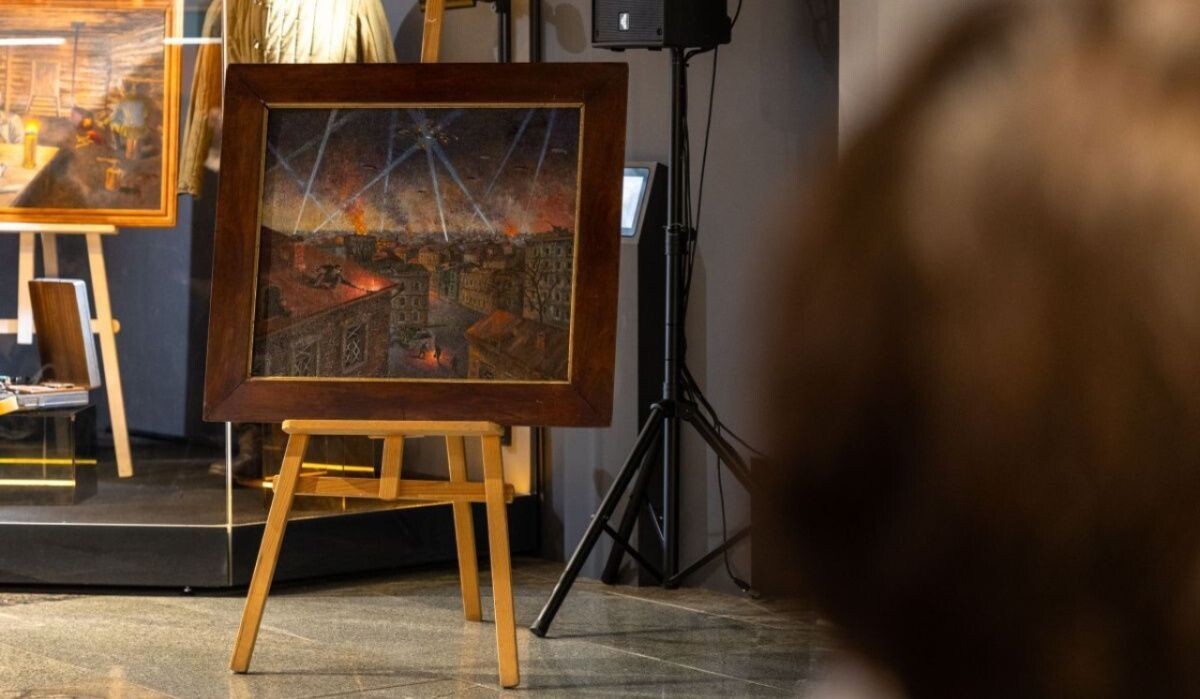     В дар Музею Победы была передана картина «Московское небо в 1941 году» Александра Куприянова. Источник: victorymuseum.ru Автор фото: Пресс-служба Музея Победы