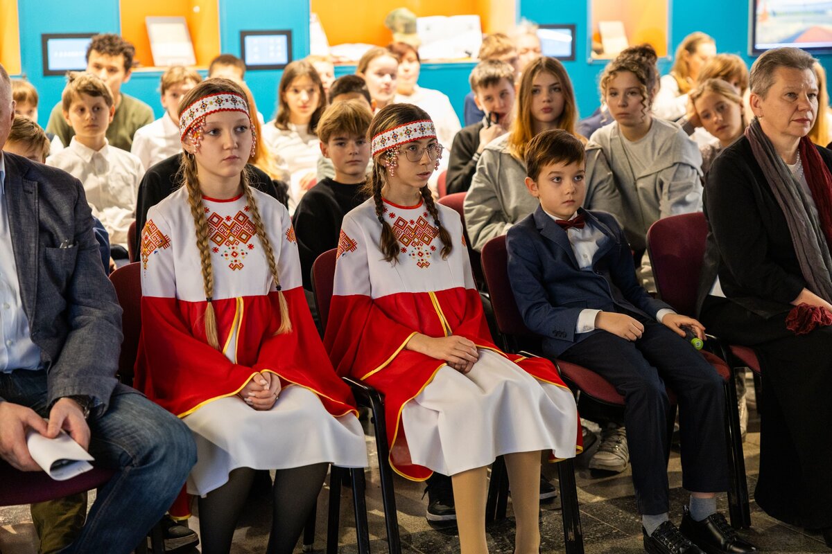    Ветеран и художник передал свою картину фондам Музея Победы