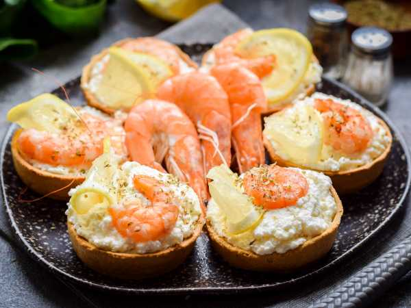 Тарталетки с креветками, сливочным сыром и огурцом: нежная закуска для праздничного стола