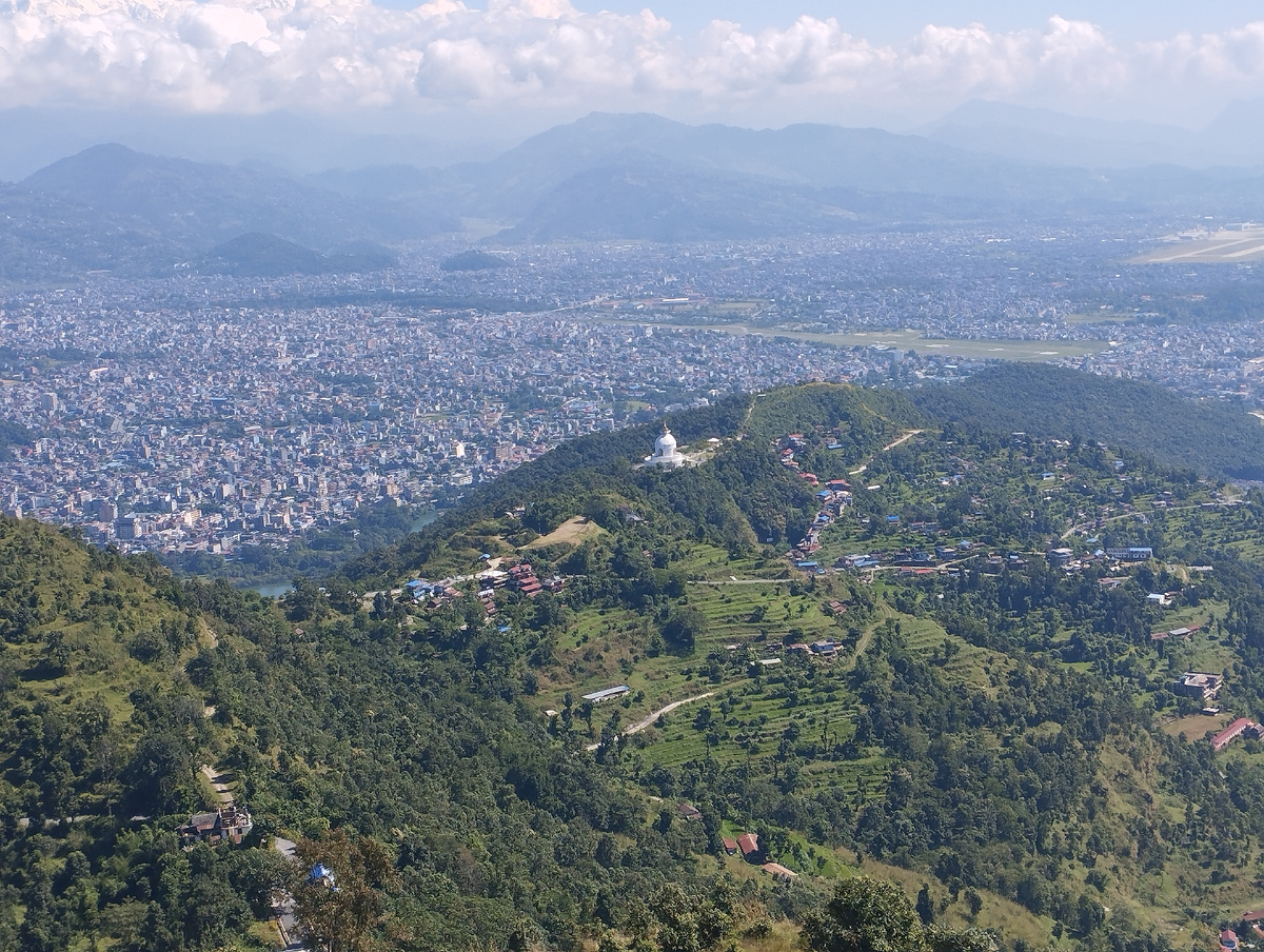 В центре: вид с соседней горы