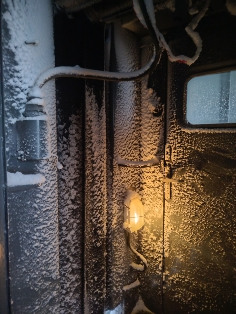 Между вагонами 