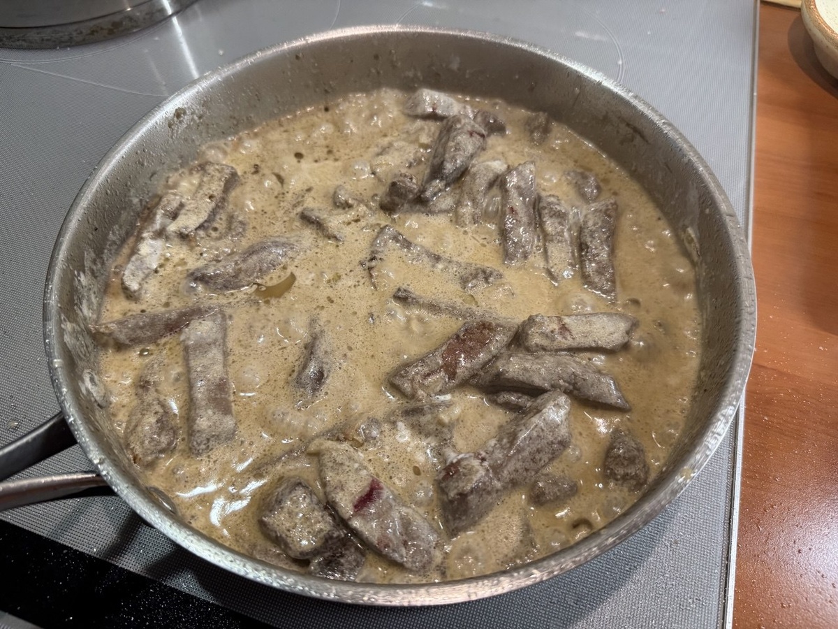 Печень по-строгановски