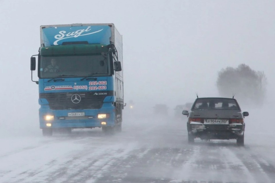    Движение фур и автобусов перекрыто. Олег УКЛАДОВ