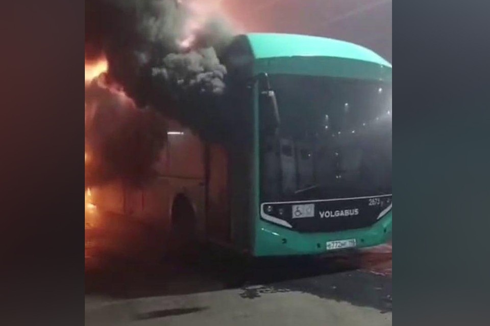    В Петербурге загорелся электробас. Фото: t.me/grustnyj_ehlektrobus