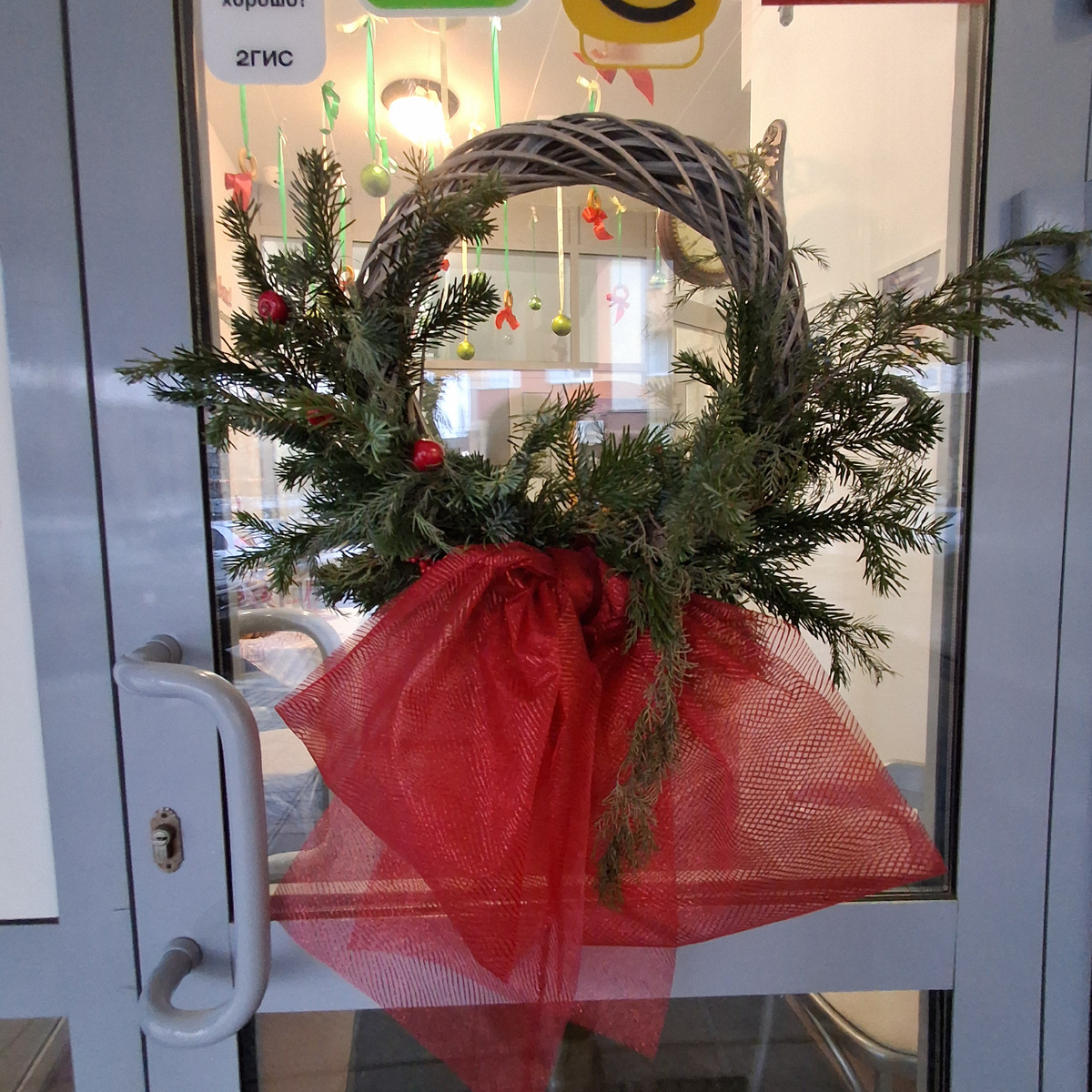 Входная дверь в кафе "Смородина". Фото автора. 